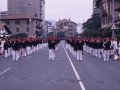 Desfile de una compañía por las calles de Hondarribia el día del Alarde