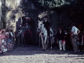 El Burgomaestre y sus ayudantes cruzando a caballo la puerta Santa Maria