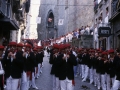 Desfile de las compañías a su subida por la Kale Nagusia en el día del Alarde