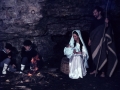 San José y la Virgen María con el Niño Jesús junto a la hoguera en un Belén viviente
