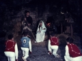 Dantzaris txikis saludando la Virgen María con el Niño Jesús en el Belén viviente