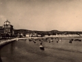 Reproducción de una postal de la bahía de Txingudi