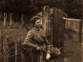Reproducción de una postal de una mujer con tinaja