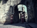 Romanos bajo la puerta Santa Maria durante la procesión de Semana Santa