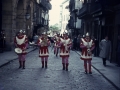 Los romanos a su subida por la Kale Nagusia durante la procesión de Semana Santa