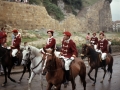 Componentes de una compañía a caballo desfilando por la zona del baluarte de la Reina el día del Alarde