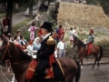 Componentes de una compañía a caballo desfilando el día del Alarde