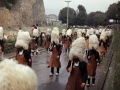 Desfile de hacheros por la zona del baluarte de la Reina el día del Alarde
