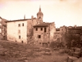 Casas y vista del campanario de la iglesia parroquial de Santa María de la Asunción