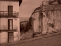 Murallas de Hondarribia al comienzo de la Kale Nagusia