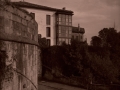 Murallas de Hondarribia al comienzo de la Kale Nagusia