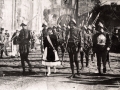 Desfile de compañía a la altura de la puerta Santa Maria el día del Alarde