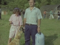 Pastor con su perro y una niña