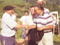 Hombre saludando a un pastor premiado