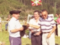 Entrega de un trofeo a un pastor
