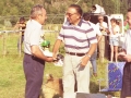 Entrega de un trofeo a un pastor