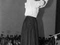 Mujer durante la actuación de una coral