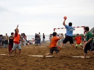 Txaparrotan. Balonmano en la playa