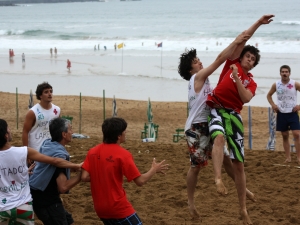 Txaparrotan. Balonmano en la playa