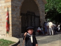 Niño delante de la ermita Kurtzetxo durante los actos de inauguración celebrados con motivo de restauración de este templo