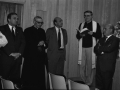 Cura bendiciendo la casa de cultura el día de su inauguración. A su lado Eli Galdós, alcalde, e Imanol Murua, diputado general