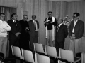 Cura bendiciendo la casa de cultura el día de su inauguración. A su lado Eli Galdós, alcalde, e Imanol Murua, diputado general
