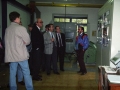 Grupo de personas contemplando las instalaciones de la central de Lamiategi