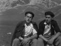 Dos jóvenes en las campas de Urbia