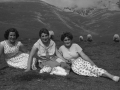 Tres chicas en las campas de Urbia