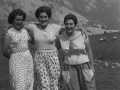 Tres chicas en las campas de Urbia