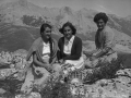 Tres chicas en las campas de Urbia