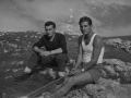 Dos jóvenes en las campas de Urbia