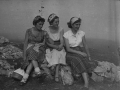 Tres chicas en las campas de Urbia