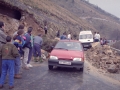 Automóviles atravesando el punto donde se ha producido la rotura de un canal de agua, en la carretera de Arantzazu
