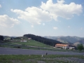 Vista de casas y otras construcciones en los prados del valle