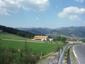 Vista de casas y otras construcciones en los prados del valle