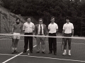Tenistas y equipo de jueces en la inauguración de la pista de tenis Larrain-Gain