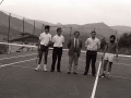 Tenistas y equipo de jueces en la inauguración de la pista de tenis Larrain-Gain