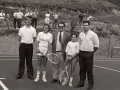 Tenistas y equipo de jueces en la inauguración de la pista de tenis Larrain-Gain