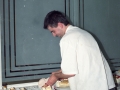 Joven preparando los postres de los actos de inauguración de la sociedad Txantxiku Txoko