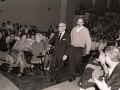 Concierto de inauguración del auditorium del convento de Santa Ana : el guitarrista Narciso Yepes camina entre el público