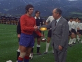 Entrega de un trofeo a un jugador de fútbol