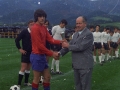 Entrega de un trofeo a un jugador de fútbol