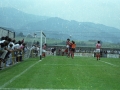 Instante de un partido de fútbol en el campo Azkoagain