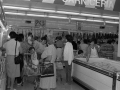 Personas haciendo la compra en el supermercado Eroski, el día de su inauguración