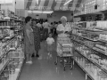 Personas haciendo la compra en el supermercado Eroski, el día de su inauguración