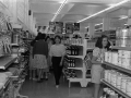 Personas haciendo la compra en el supermercado Eroski, el día de su inauguración