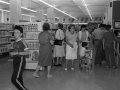 Personas haciendo la compra en el supermercado Eroski, el día de su inauguración