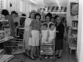 Personas haciendo la compra en el supermercado Eroski, el día de su inauguración