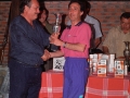 Entrega de un trofeo de tiro al plato